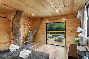 Epic Treehouse Villa - Pool • Pickleball