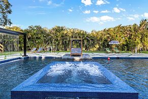 Epic Treehouse Villa - Pool • Pickleball