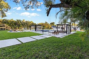Epic Treehouse Villa - Pool • Pickleball