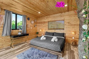 Epic Treehouse Villa - Pool • Pickleball