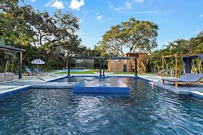 Epic Treehouse Villa - Pool • Pickleball