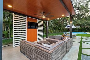 Epic Treehouse Villa - Pool • Pickleball