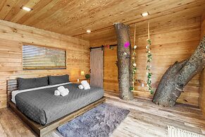 Epic Treehouse Villa - Pool • Pickleball
