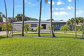 Epic Treehouse Villa - Pool • Pickleball