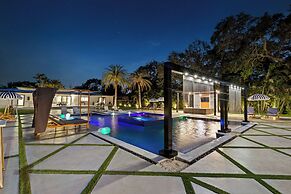 Epic Treehouse Villa - Pool • Pickleball