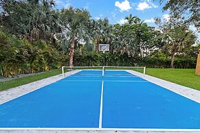 Epic Treehouse Villa - Pool • Pickleball