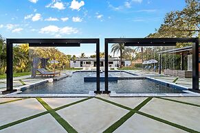 Epic Treehouse Villa - Pool • Pickleball