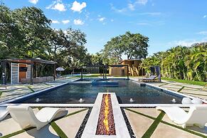 Epic Treehouse Villa - Pool • Pickleball