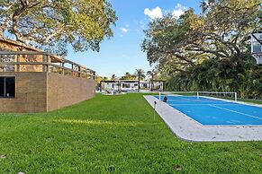 Epic Treehouse Villa - Pool • Pickleball