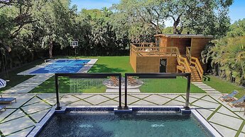 Epic Treehouse Villa - Pool • Pickleball
