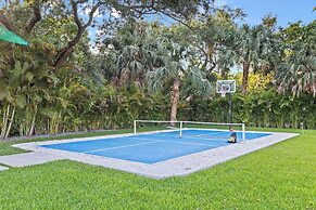Epic Treehouse Villa - Pool • Pickleball