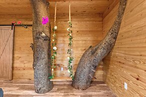 Epic Treehouse Villa - Pool • Pickleball