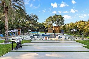 Epic Treehouse Villa - Pool • Pickleball