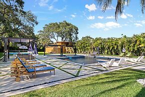 Epic Treehouse Villa - Pool • Pickleball