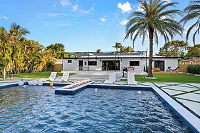 Epic Treehouse Villa - Pool • Pickleball
