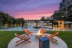Epic Treehouse Villa - Pool • Pickleball