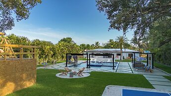 Epic Treehouse Villa - Pool • Pickleball