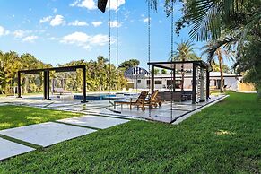 Epic Treehouse Villa - Pool • Pickleball