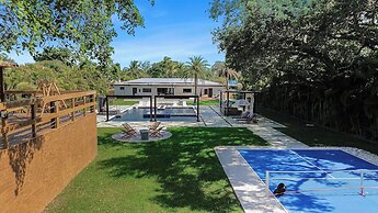 Epic Treehouse Villa - Pool • Pickleball