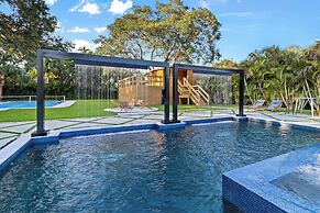 Epic Treehouse Villa - Pool • Pickleball