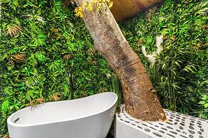 Epic Treehouse Villa - Pool • Pickleball