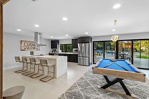 Epic Treehouse Villa - Pool • Pickleball
