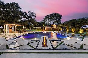 Epic Treehouse Villa - Pool • Pickleball
