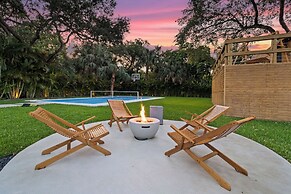 Epic Treehouse Villa - Pool • Pickleball