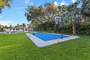 Epic Treehouse Villa - Pool • Pickleball