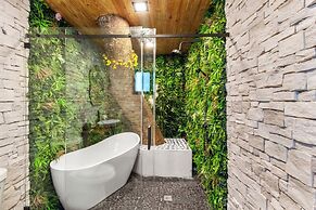 Epic Treehouse Villa - Pool • Pickleball