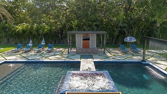 Epic Treehouse Villa - Pool • Pickleball