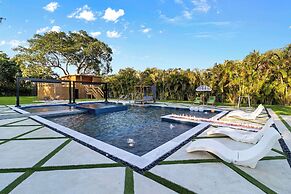 Epic Treehouse Villa - Pool • Pickleball