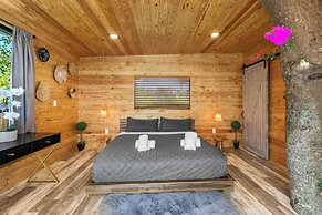 Epic Treehouse Villa - Pool • Pickleball