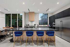 Signature Waterfront Villa by The Glamhomes