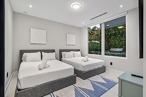 Signature Waterfront Villa by The Glamhomes