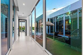 Signature Waterfront Villa by The Glamhomes