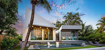 Signature Waterfront Villa by The Glamhomes