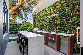Signature Waterfront Villa by The Glamhomes