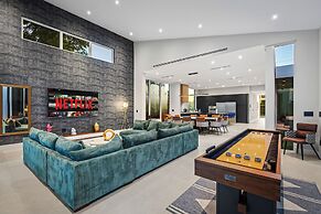 Signature Waterfront Villa by The Glamhomes