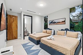 Signature Waterfront Villa by The Glamhomes