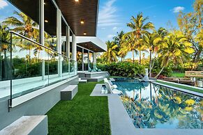 Signature Waterfront Villa by The Glamhomes