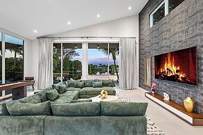 Signature Waterfront Villa by The Glamhomes