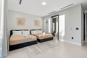 Signature Waterfront Villa by The Glamhomes