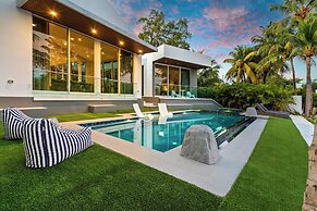 Signature Waterfront Villa by The Glamhomes