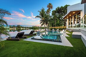 Signature Waterfront Villa by The Glamhomes