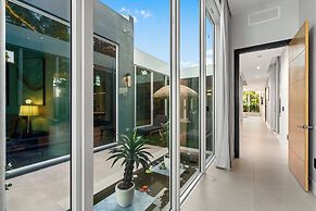 Signature Waterfront Villa by The Glamhomes