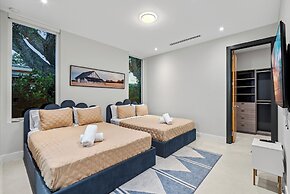 Signature Waterfront Villa by The Glamhomes