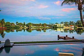 Signature Waterfront Villa by The Glamhomes