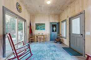 Secluded 2 BR Cottage w/ Private W/d, Wifi & Patio