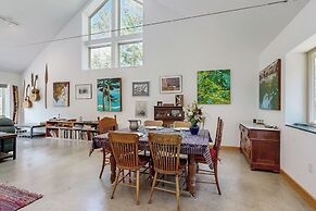 Secluded 2 BR Cottage w/ Private W/d, Wifi & Patio
